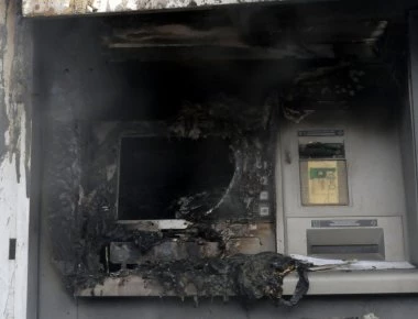 Μπαράζ εμπρησμών σε ΑΤΜ της Αττικής τα ξημερώματα - Σε Ιλίσια, Υμηττό και Πετράλωνα